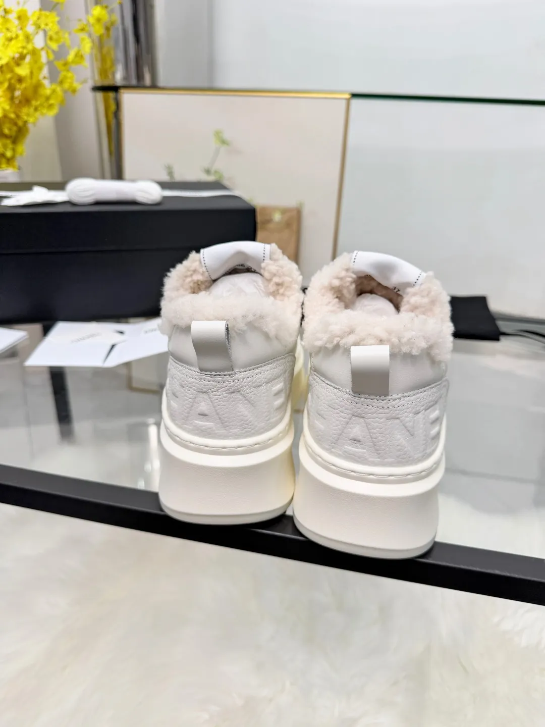 👟👟Ex-factory price 500👟👟 CHANEL 25C new autumn and winter sports shoes official website is available at the same time ❤️ Out of stock at counters. Major bloggers are recommending new styles on social days. This season’s new styles are simply eye-catching and look great on the feet. The casual casual sports style is cool and natural, interpreting Chanel’s fashionable femininity. The overall customization makes all sports shoes on the market at that time obsolete. This series is now available for sale! The upper is made of custom imported pebbled calf leather ➕ custom frosted calf leather. The lining is made of original one-to-one professionally customized mesh. Hardware accessories. Original full set of molds (not common in the market). Original custom molded TPU combination outsole. Height 4 cm. Women's size 35-40.